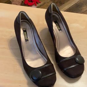 Excellent brown Ecco suede dark brown heels cute embellishment on toe box